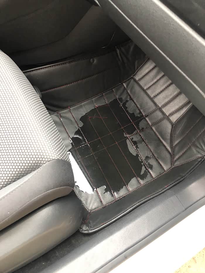 高尔夫6后排右边地毯上有积水