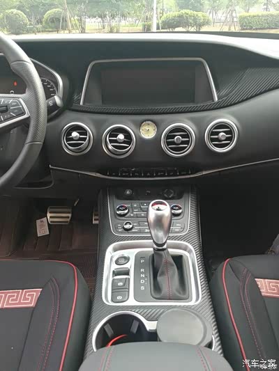 这仪表台干净利落, 大方整洁