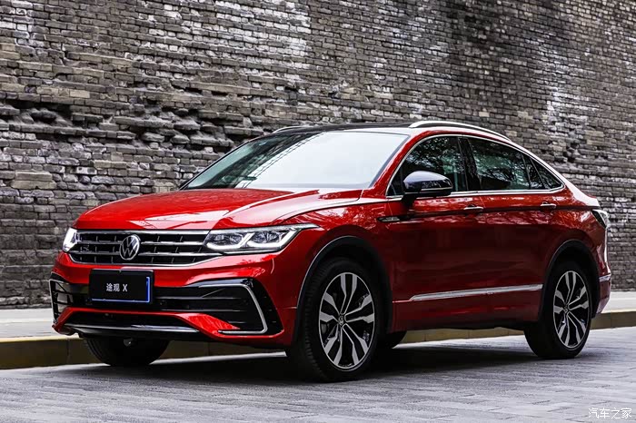 城墙下的红色途观x 外观方面,途观x采用标志性的coupe轿跑流线设计和
