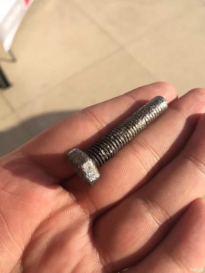 听到异响后,下来看,卧槽～～那么粗那么长～～～ 这种平头钉子怎么