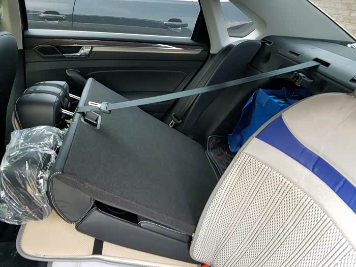 亲爱的帕萨特老用户你们的后排座椅在后排驾驶室可以直接这样放倒吗?