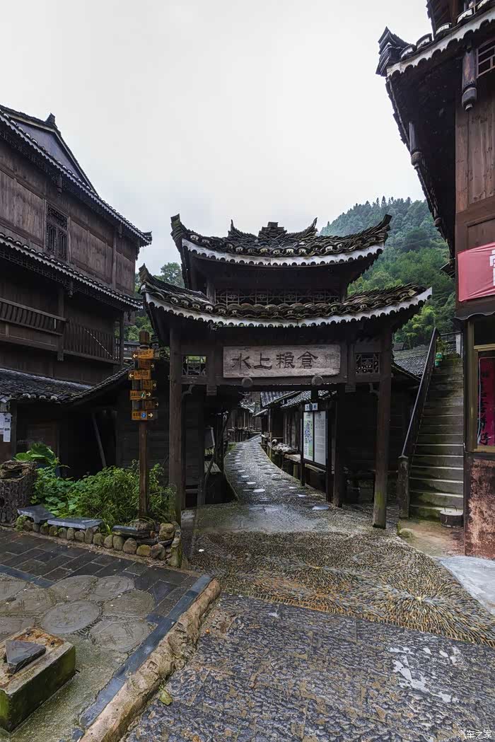 雷山县大塘乡新桥村的水上粮仓被建筑专家誉为"罕见的建筑"