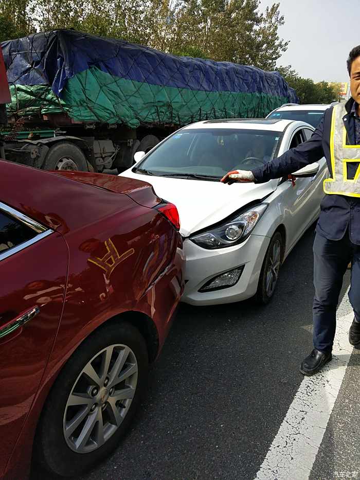 高速路车祸四车相撞