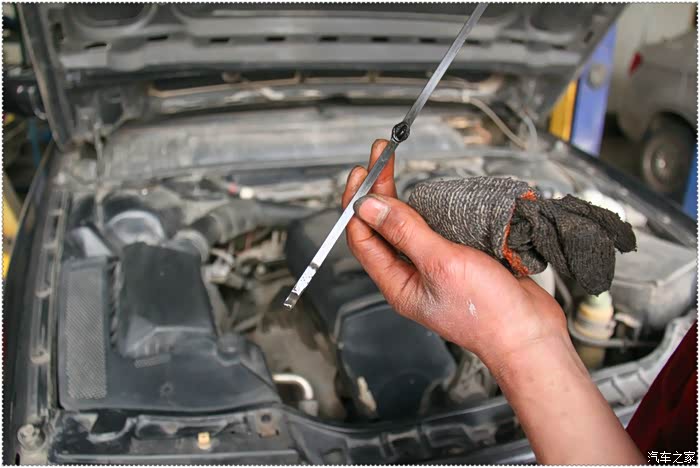 将机油尺插入发动机内