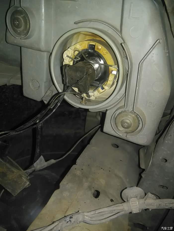 大灯的卡扣是怎么装的,哪个大神帮忙啊!