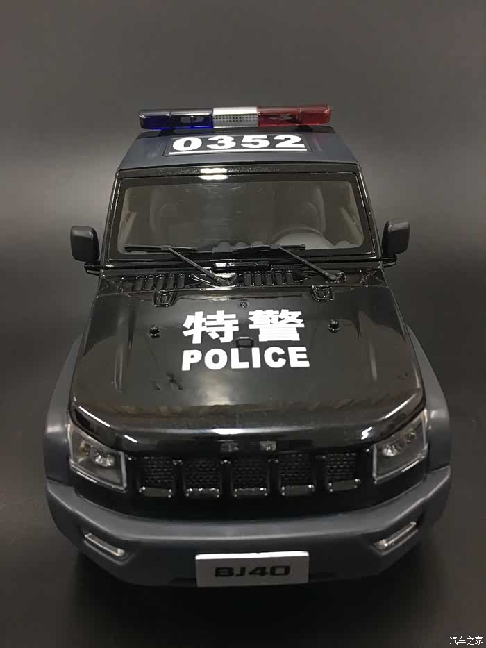 警察带走皮皮虾bj40特警车