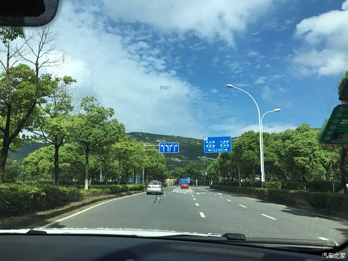 前方道路进入山水东路了,到时候只要沿道路直行就行了