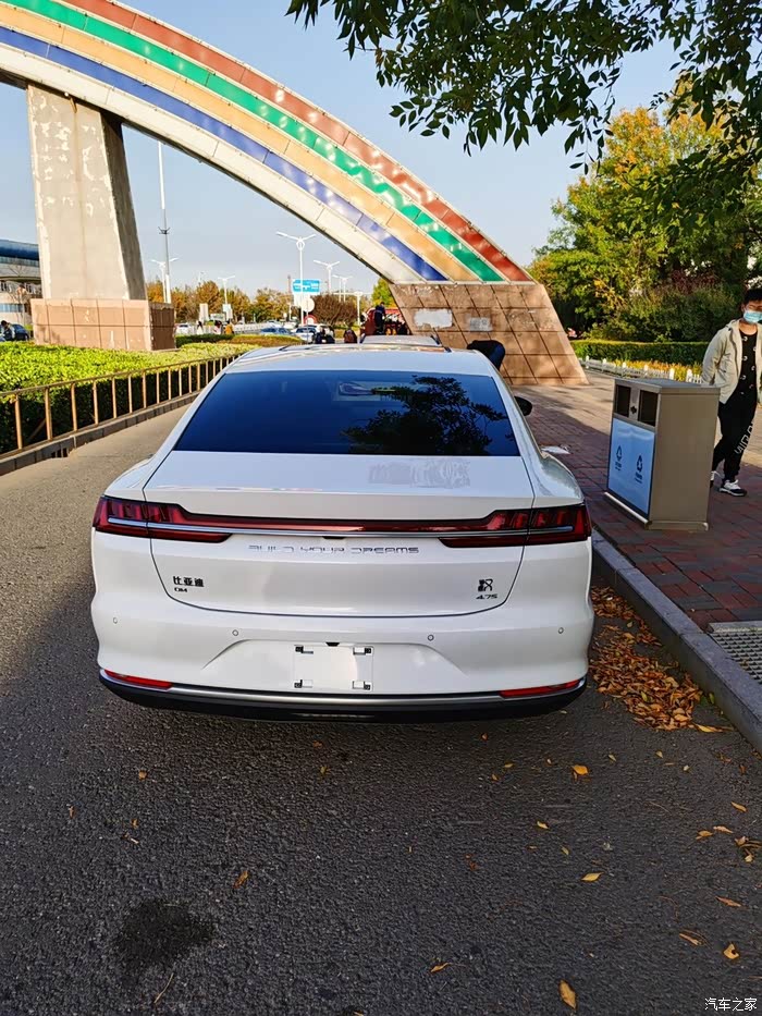 偶遇白色比亚迪汉