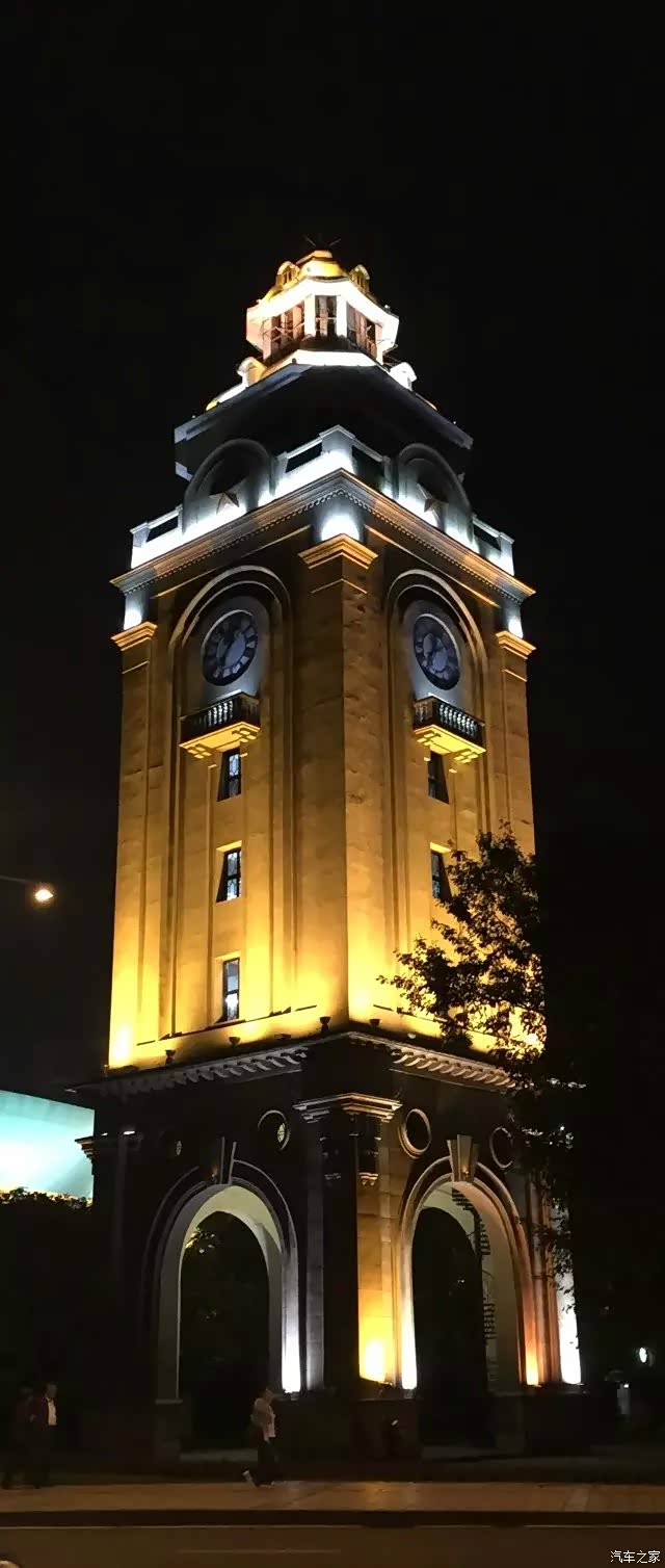 经修缮后的西山公园钟楼夜景,万州标志性建筑之一.