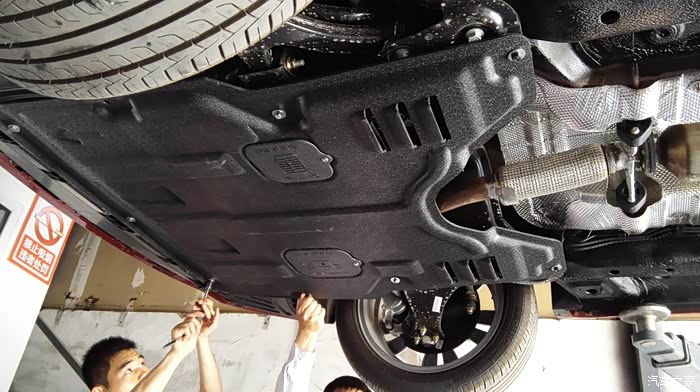 艾瑞泽5安装发动机护板!