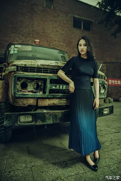 汽车之家最特殊的美女当车模,复古豪车