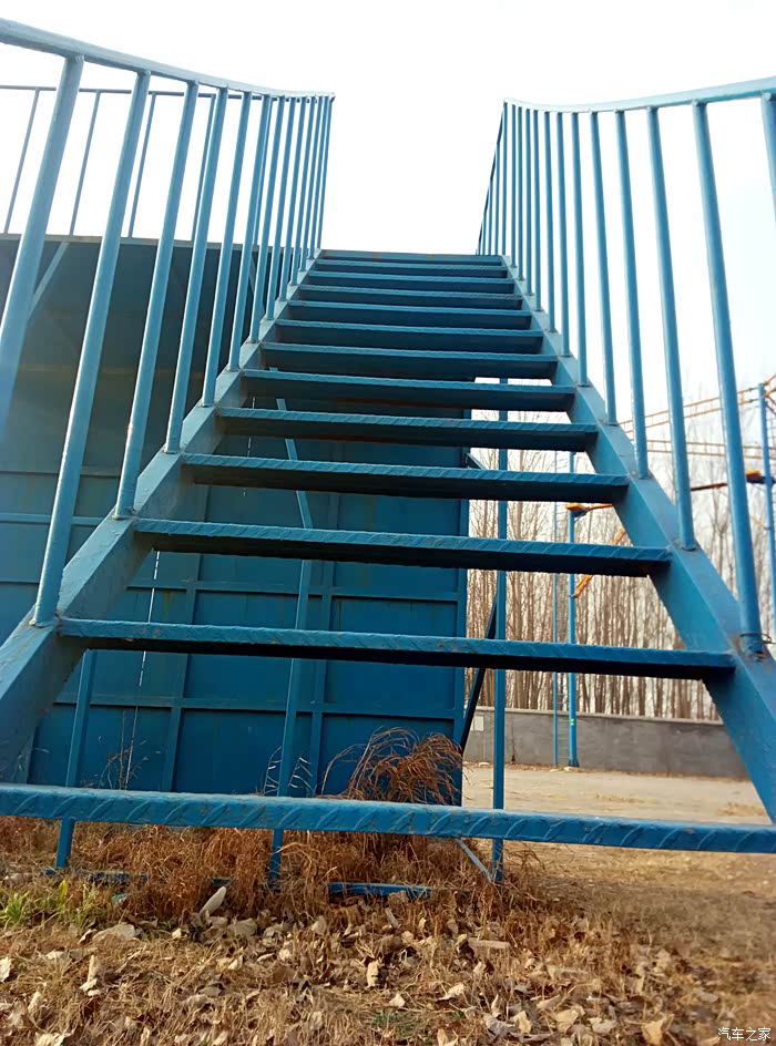这有个梯台走去看看