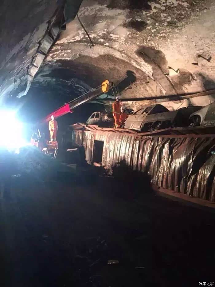 后古浪隧道所有车辆古丰下高速堵车!