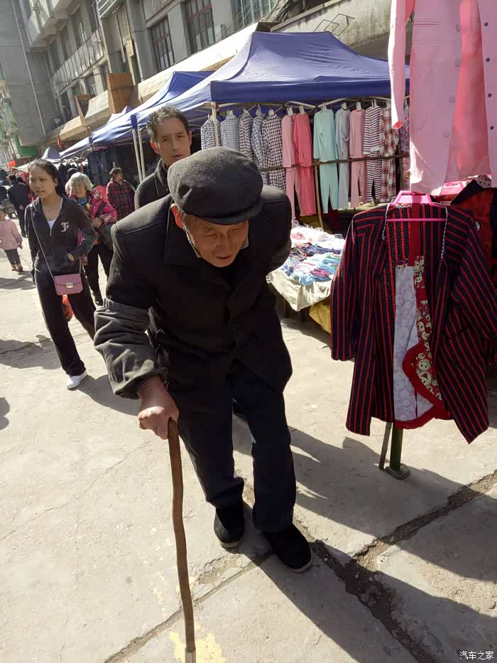 年纪大了,驼背比较严重