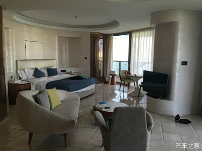 天奔波本来郁闷心情进入房间后立马起来各种晒朋友圈装13.