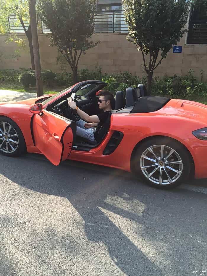 自拍被朋友抓拍