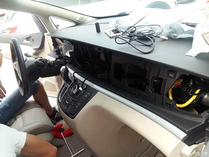 【图】广州gl8安装导航(后视)和扶手箱(多图)_别克gl8论坛_汽车之家