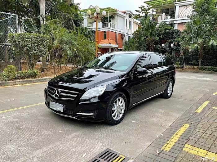 曾经也是红极一时的奔驰商务r350,很经典的一款车.