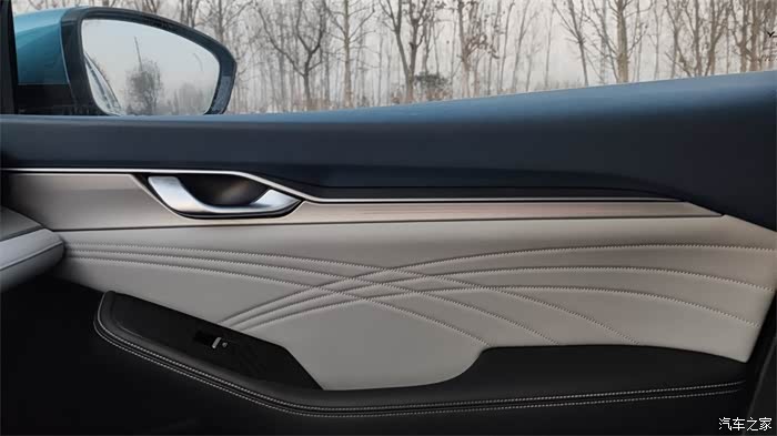 门板上还采用相互交错的缝线,更提升了不少内饰的精致.