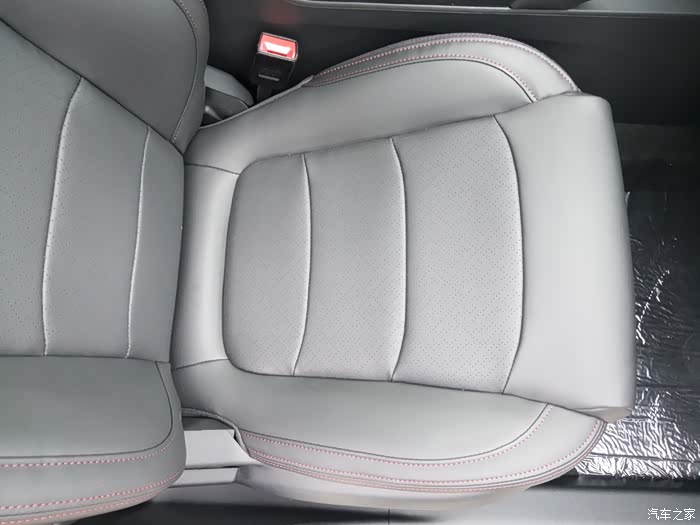 环抱式座椅,包裹性不错.