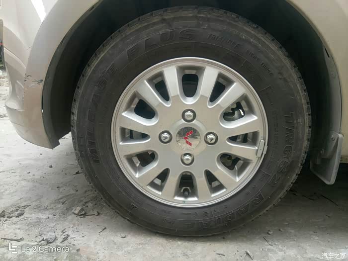 想知道五菱荣光v15标准版用的是什么轮胎两部车轮胎不一样