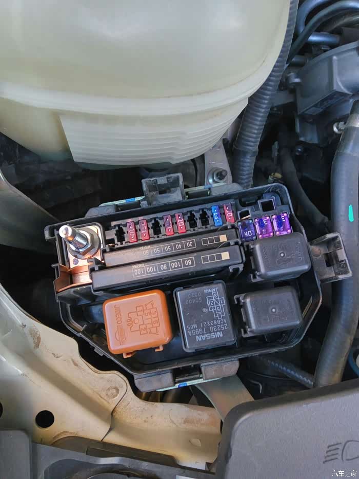 0 英菲尼迪q50/q50l论坛 大家帮忙看看q50舒适版的大灯拔哪个保险丝