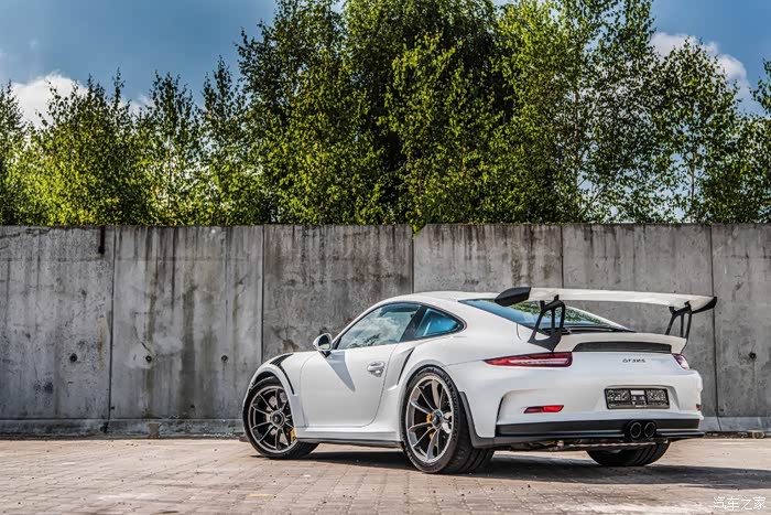 白色的保时捷911 gt3 rs,好看的尾翼,圆润的车灯,美