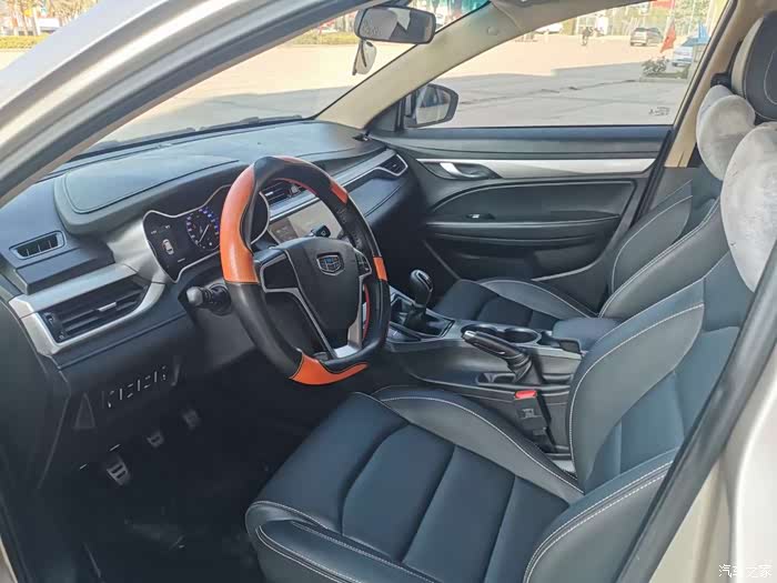 吉利远景s1跨界车型其实很不错的呀内饰是真的帅气