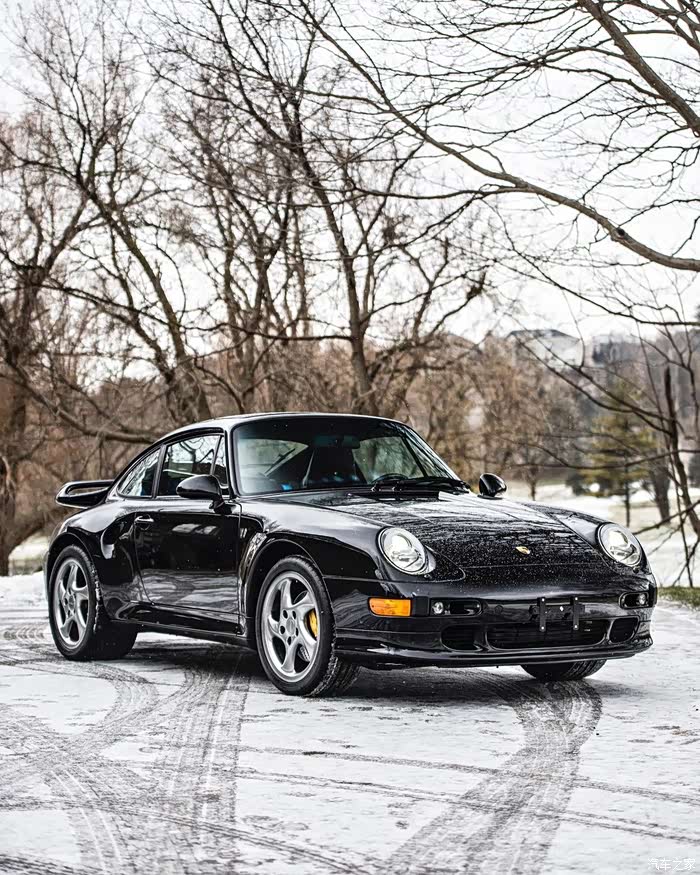 黑色的1997 保时捷911 turbo s,在雪地里行驶.