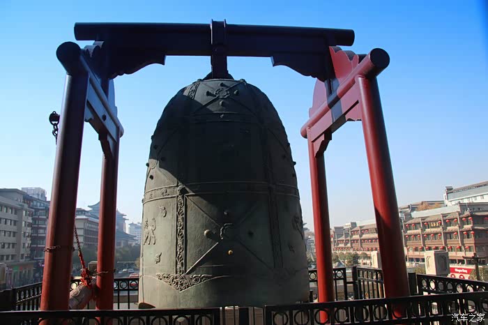 楼上悬一口大钟,用于报时,故名"钟楼".