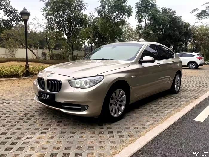 土豪金的宝马,车身的颜色真是太吸引人了,那后备箱真的很实用