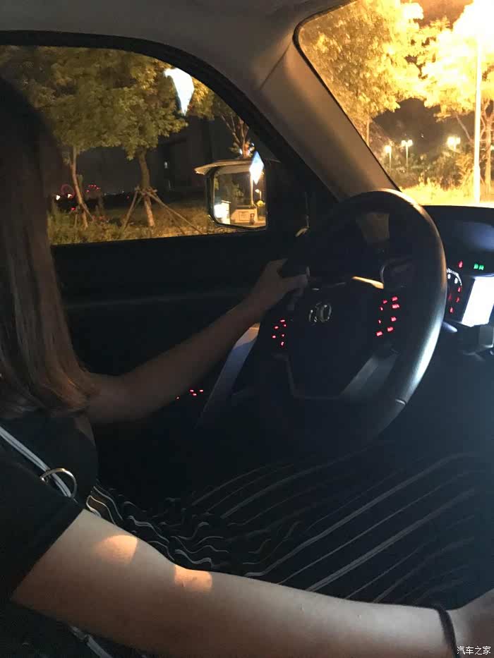 玩的就是心跳惊心动魄新手女司机夜间驾驶陪练