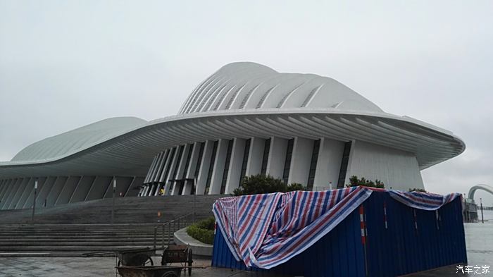 雨中的廣西文化藝術中心