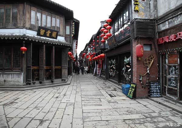 从西园出来,向东走不一会儿就可以抵达塘东街,这里是西塘的酒吧一条街