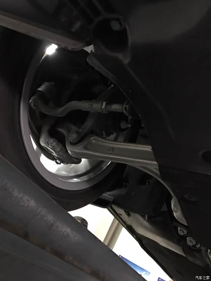 前悬照片,不愧奥迪,五连杆前悬,用料扎实,给人满满的信心