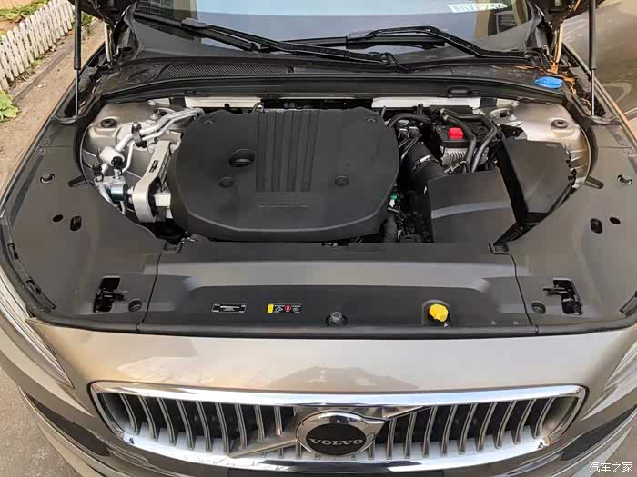 发动机舱一看就让人觉得很安心,用料扎实厚道的很.