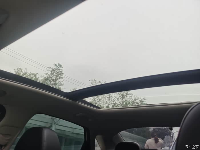 全景天窗也很通透,视野也很好