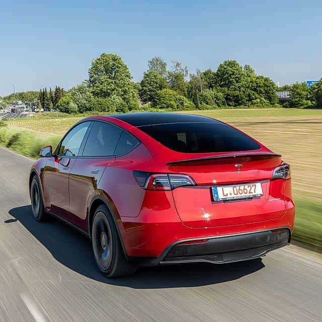 特斯拉model y,红色的外观造型,简洁又运动
