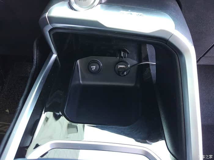 注意观察其实告诉你们点烟器接口那个盖子可以旋转原来开有点挡现在转