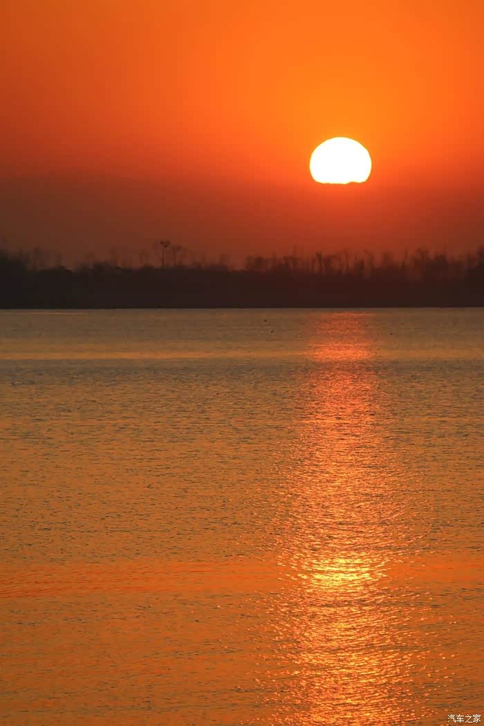 日出东方红胜火,水面无风来如镜