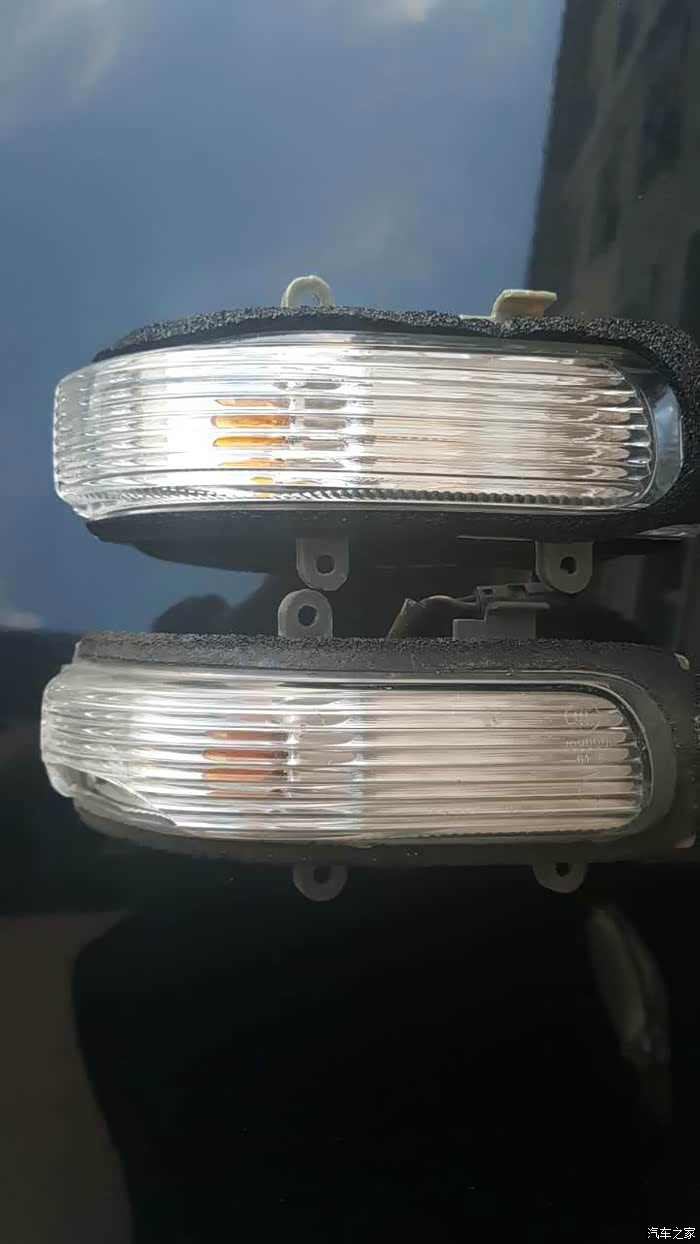 凯美瑞自己动手换右边倒车镜转向灯!