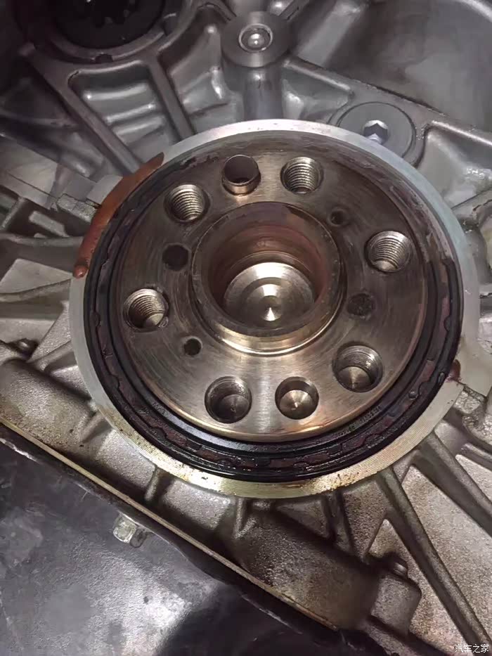 宝马318i更换曲轴后油封清洗积炭