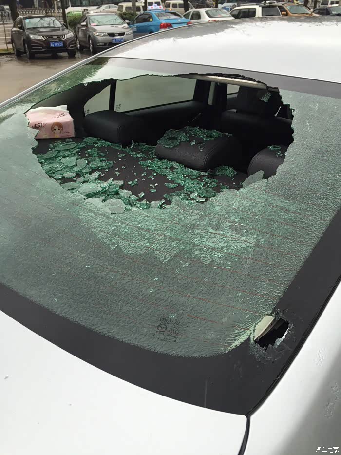 阿特兹后挡风玻璃被砸碎了更换多少钱