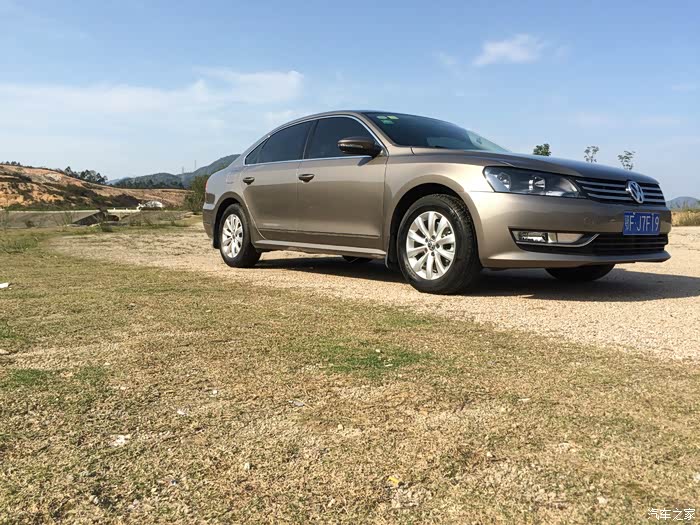 帕萨特用车感受阳光下的钛金色帕萨特