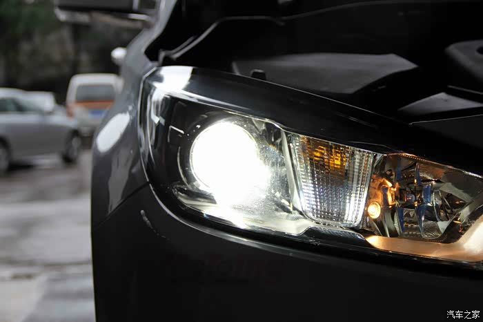 现场直播15款科鲁兹车灯升级pk宝马5系原厂海拉车灯高清