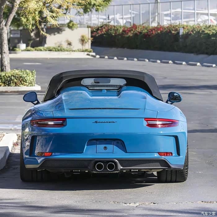 蓝色的保时捷跑车更加的运动帅气