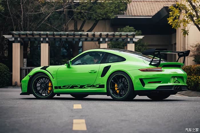 绿色的保时捷porsche911gt3rs楚楚动人