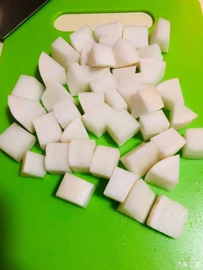 小仙女们趁这会,可以把白萝卜去皮,切成大小差不多的丁,我个人是喜欢