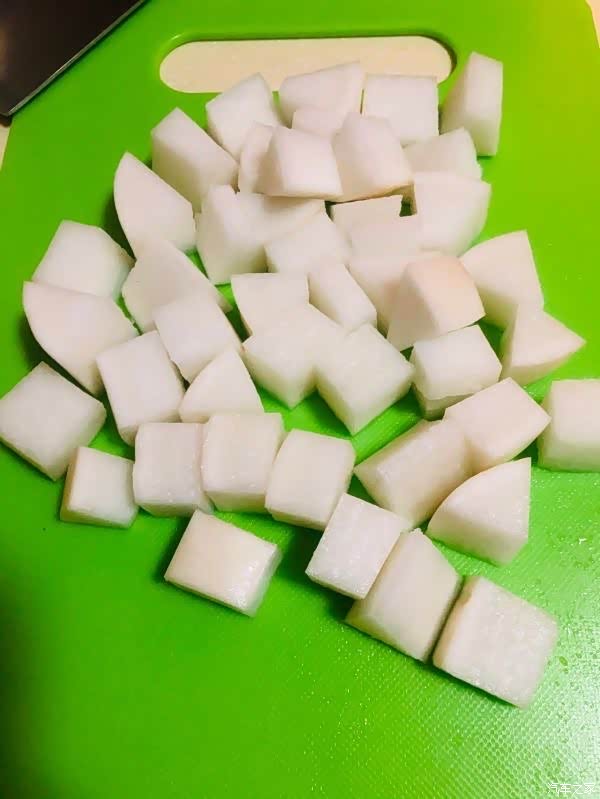 小仙女们趁这会,可以把白萝卜去皮,切成大小差不多的丁,我个人是喜欢
