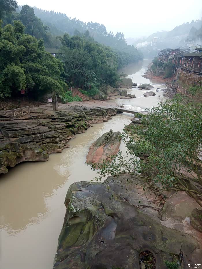 来到了古镇外面的龙洞桥